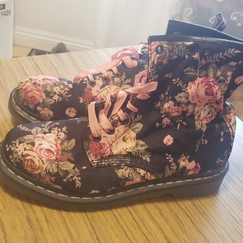 NEW Floral Doc Martins Ladies SZ 9
